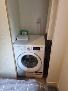 DoornspijkにあるVakantiehuis Veluws Genieten met whirlpool en saunaの小さな部屋に洗濯機と乾燥機があります。