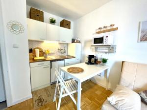 a small kitchen with a table in a small apartment at Behagliches Apartment für 2 in Wetzlar