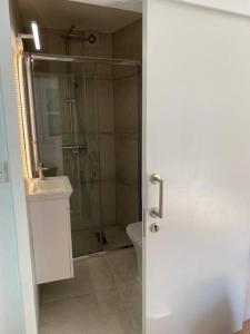een badkamer met een douche, een toilet en een wastafel bij Spitaki in Polis Chrysochous