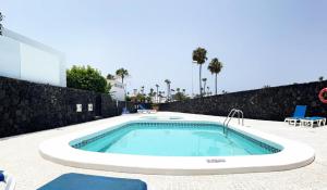 - une piscine au milieu d'un patio dans l'établissement Caserones 04, à Puerto del Carmen