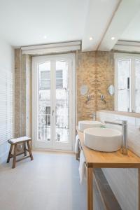uma casa de banho com 2 lavatórios e uma grande janela em Porto Real Hotel em Finisterre