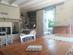 - un salon avec une table et un canapé dans l'établissement Quercy blanc maison en pierre, à Lauzerte