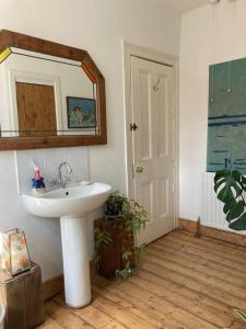 Koupelna v ubytování Unique Bohemian Artist Townhouse