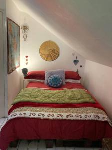Postel nebo postele na pokoji v ubytování Unique Bohemian Artist Townhouse