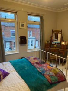Postel nebo postele na pokoji v ubytování Unique Bohemian Artist Townhouse
