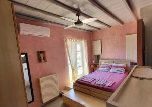 VáriにあるPhaedra's Houseのベッドルーム(紫色のベッド1台、窓付)