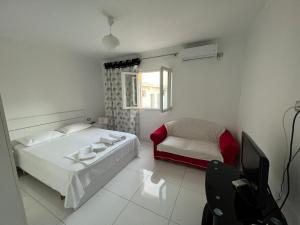 1 dormitorio pequeño con 1 cama y 1 silla en Hotel Paradise, en Fshati i Ri