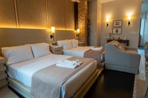 una habitación de hotel con 2 camas y una silla en Mansion Alcazar, en Cuenca