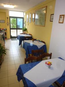 ein Restaurant mit 2 Tischen und blauem Tischtuch in der Unterkunft Hotel "Locanda Gaia" in Muggia