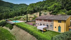 einem externen Blick auf ein Haus mit einem Pool in der Unterkunft Il Solatio in Cavriglia