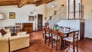 ein Wohnzimmer mit einem Tisch, Stühlen und einem Sofa in der Unterkunft Il Solatio in Cavriglia