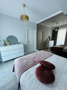 1 dormitorio con 1 cama con 2 almohadas en Premium Aparthotel La Mirada, en Mamaia Nord – Năvodari