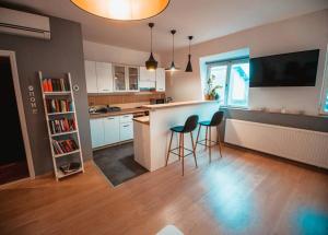 A kitchen or kitchenette at K22 Apartman Még 7 kép