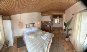 Agape Studios في نيوس مارماراس: غرفة نوم فيها سرير ومطبخ