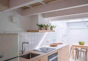 Kuchyň nebo kuchyňský kout v ubytování Pere Alcantara 40, 3 bedroom house, Ciutadella + 41 fotografií