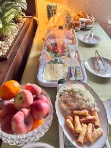 un buffet avec des assiettes de nourriture sur une table dans l'établissement Landgasthof Zum Anker, à Langenfeld
