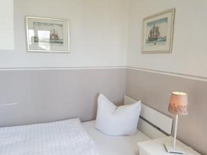 Ein Bett oder Betten in einem Zimmer der Unterkunft Villa Schering App. EG links