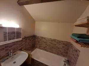 a bathroom with a sink and a bath tub at Duplex 6 personnes, VARS LES CLAUX, Skis aux pieds in Vars