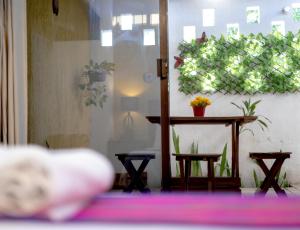 a room with a table and some plants on the wall at Casa Fundadores in Valladolid