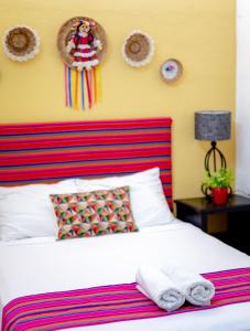 sypialnia z łóżkiem z dwoma ręcznikami w obiekcie Casa Fundadores w mieście Valladolid