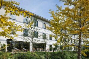 ein Bürogebäude mit Bäumen davor in der Unterkunft Fairfield by Marriott Hyogo Kannabe Highland in Toyooka