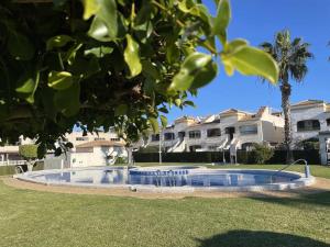 une piscine au milieu d'une cour avec des maisons dans l'établissement El mundo soleado, à Santa Pola 37 autres photos
