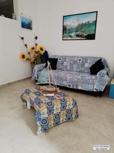 un soggiorno con divano e tavolo di Casa Belvedere a Portopalo