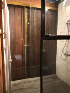 W łazience znajduje się prysznic ze szklanymi drzwiami. w obiekcie Cabaña de montaña espectacular w mieście Liberia