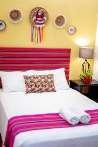 sypialnia z dużym łóżkiem z ręcznikami w obiekcie Casa Fundadores w mieście Valladolid