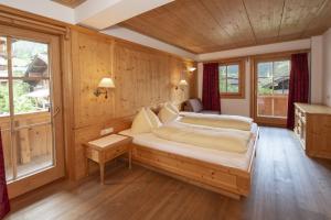 Postel nebo postele na pokoji v ubytování Gästehaus Larch + 60 fotografií