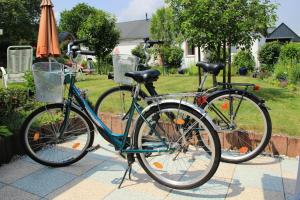 dos bicicletas están estacionadas junto a un paraguas en Gästehaus Ehses, en Bernkastel-Kues