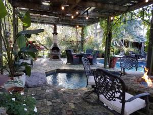 Cedar Oaks Inn The Birdcage Saloon في ديكنسون: فناء به موقد ومدفأة