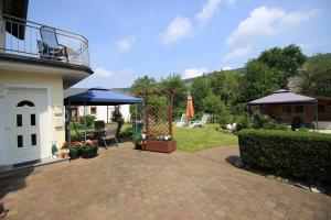 eine Terrasse eines Hauses mit Schaukel in der Unterkunft Gästehaus Ehses in Bernkastel-Kues