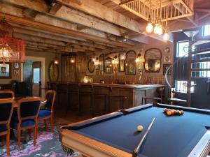 Cedar Oaks Inn The Birdcage Saloon في ديكنسون: طاولة بلياردو في غرفة مع بار