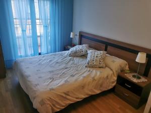 - une chambre avec un lit et 2 oreillers dans l'établissement Casa Amparo, à San Miguel de Reinante