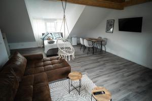 ein Wohnzimmer mit einem Sofa und einem Tisch in der Unterkunft Barockes Refugium I 10 Minuten zum Europa-Park in Ettenheim
