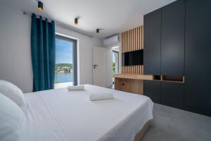 ein Schlafzimmer mit einem großen Bett und einem großen Fenster in der Unterkunft Villa Orizzonte in Sumartin