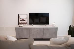 a living room with a television on a cabinet at DaNina in Verona