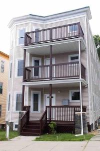Una casa grande con balcones en un lateral. en 5BR triple decker apartment – 15 mins to City, en Boston