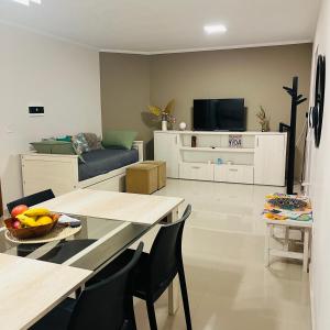 sala de estar con mesa y sofá en Depto Tatiana zona céntrica Carlos Paz en Villa Carlos Paz