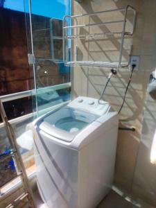 a bathroom with a toilet with a ladder next to it at Apt Multishoping no centro do núcleo bandeirante in Núcleo Bandeirante