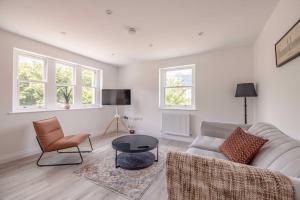 a living room with a couch and a table at Stylish Central Reading Apartment - Free Parking in Reading