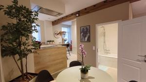 een keuken en een woonkamer met een tafel en een wastafel bij Hermelgemhoeve - Zonnebloem in Zwalm