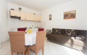 ein Wohnzimmer mit einem Tisch und einem Sofa in der Unterkunft Cozy Apartment In Podstrana With Wifi in Podstrana