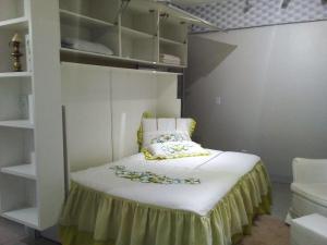 Dormitorio pequeño con cama en un armario en Apto funcional ao lado da Universidade Catolica, en Taguatinga