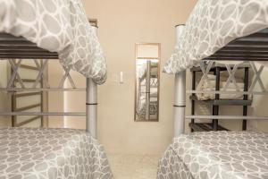 Katil dua tingkat atau katil-katil dua tingkat dalam bilik di Private Apartment with 2Rooms, pool & picnic area