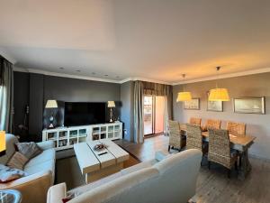 Televízia a/alebo spoločenská miestnosť v ubytovaní PUSHE Penthouse Playa Granada Beach & Golf 2