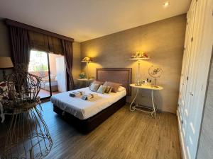 Posteľ alebo postele v izbe v ubytovaní PUSHE Penthouse Playa Granada Beach & Golf 2 + 37 fotografií