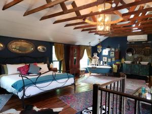 Cedar Oaks Inn The Birdcage Saloon في ديكنسون: غرفة نوم مع سرير وحمام مع حوض استحمام +57 صورة