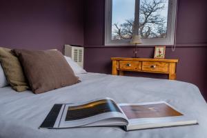 um livro em cima de uma cama em Aizeder - Eco Container em El Chaltén